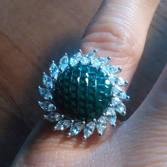 Simulated White and Green Diamond Sunburst Sterling Silver Ring (Size 6) - Picture 1 of 11